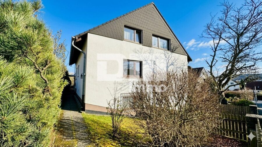Gepflegtes 1 bis 2 Familienhaus in gesuchter Ortsrandlage mit Panoramablick - Frontansicht